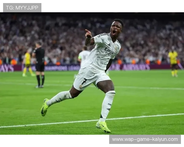 维尼修斯高速插上接应分球,皇马左右两翼联动