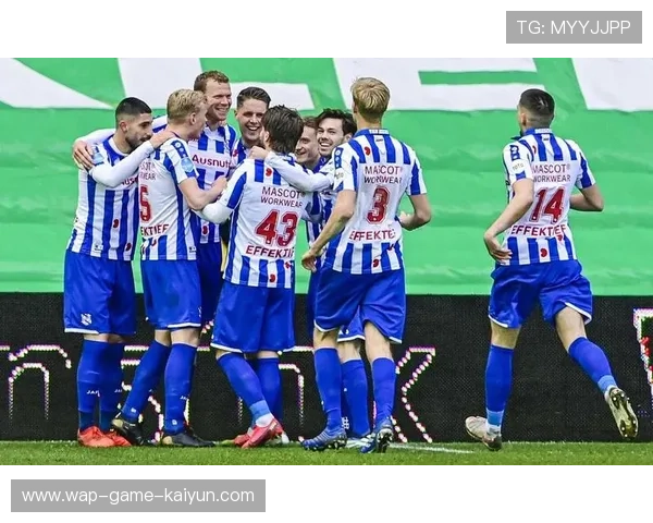 曼城在关键比赛中靠团队配合拿下关键三分的故事